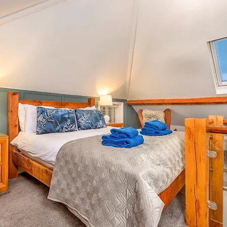 Finest Retreats - Mumbles Whitby