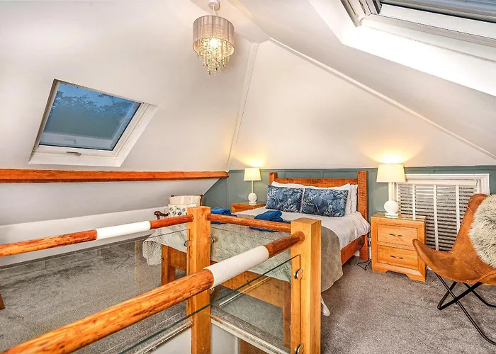 Finest Retreats - Mumbles * Whitby